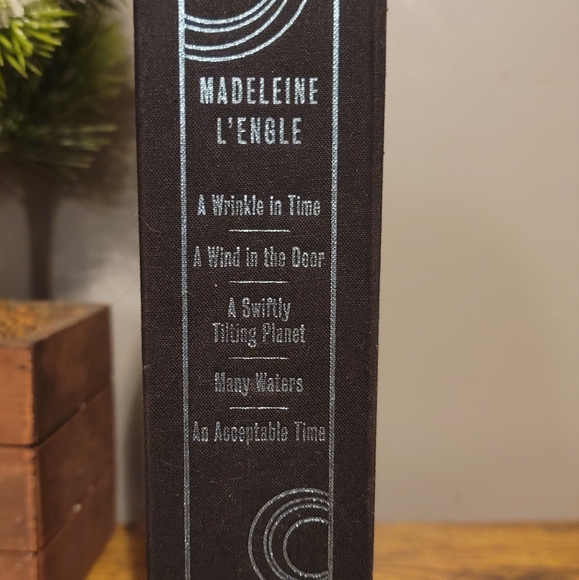 The Wrinkle In Time | By Madeleine L'Engle Limited Edition Quintet Box Set - Picture 5 of 12